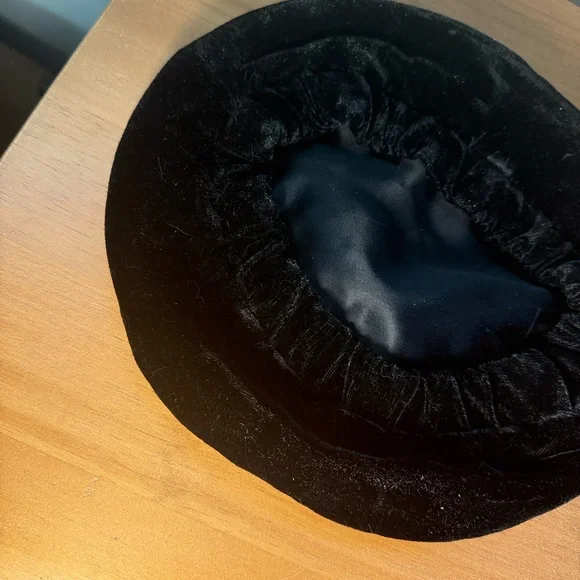 Vintage Black Velvet Beret - Picture 7 of 9